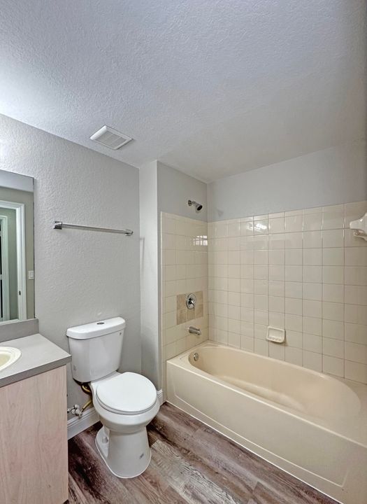 合同活跃: $274,900 (3 贝兹, 2 浴室, 1467 平方英尺)