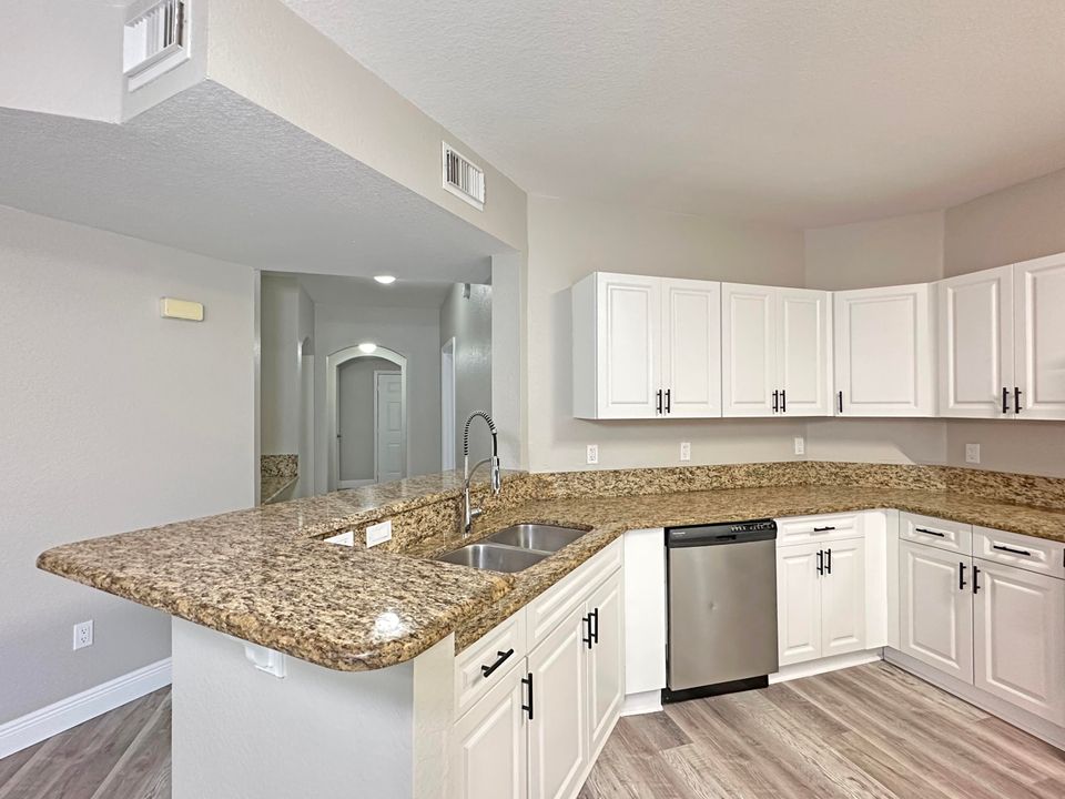 Active With Contract: $274,900 (3 beds, 2 baths, 1467 Square Feet)