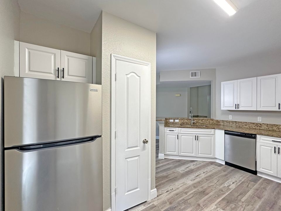 Active With Contract: $274,900 (3 beds, 2 baths, 1467 Square Feet)