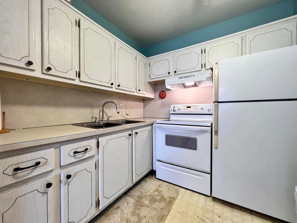 For Sale: $95,000 (1 beds, 1 baths, 646 Square Feet)
