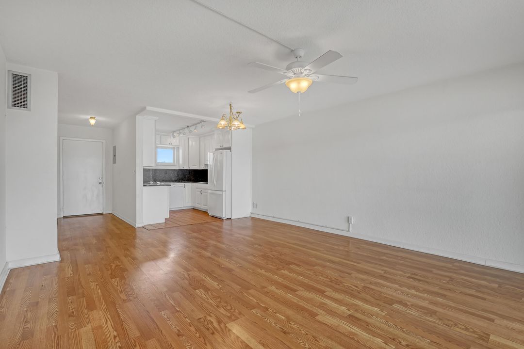 For Sale: $159,000 (2 beds, 2 baths, 894 Square Feet)