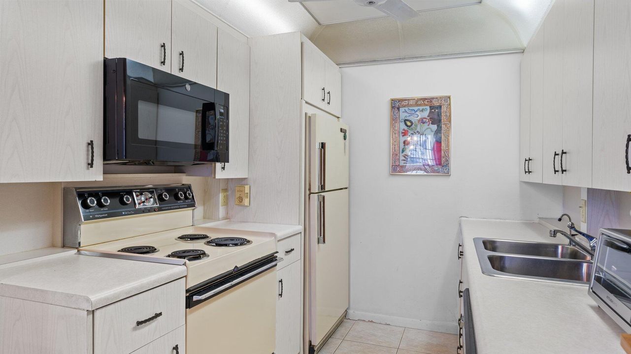 Active With Contract: $132,500 (2 beds, 1 baths, 861 Square Feet)