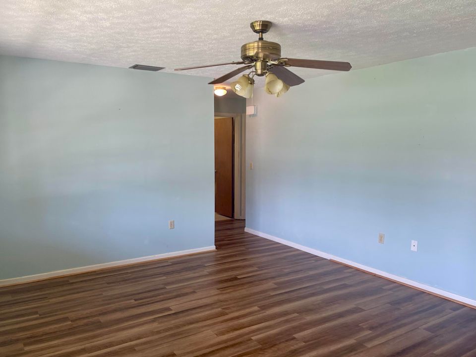 Active With Contract: $265,000 (2 beds, 1 baths, 1224 Square Feet)