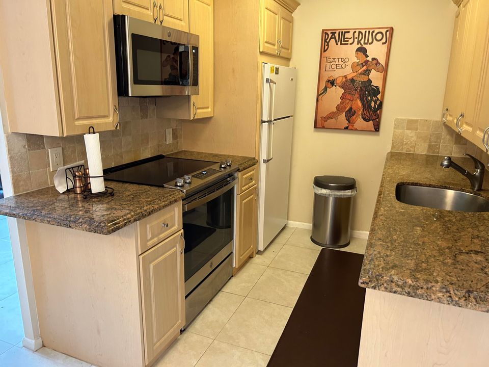 For Sale: $139,999 (1 beds, 1 baths, 752 Square Feet)
