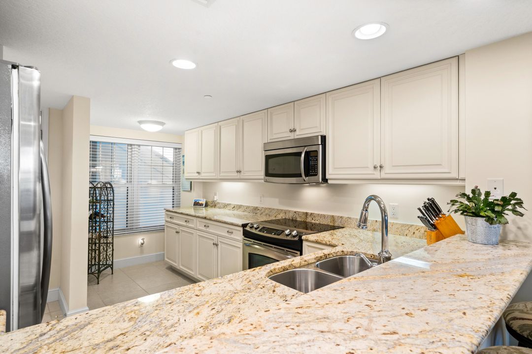 For Sale: $995,000 (2 beds, 2 baths, 1100 Square Feet)