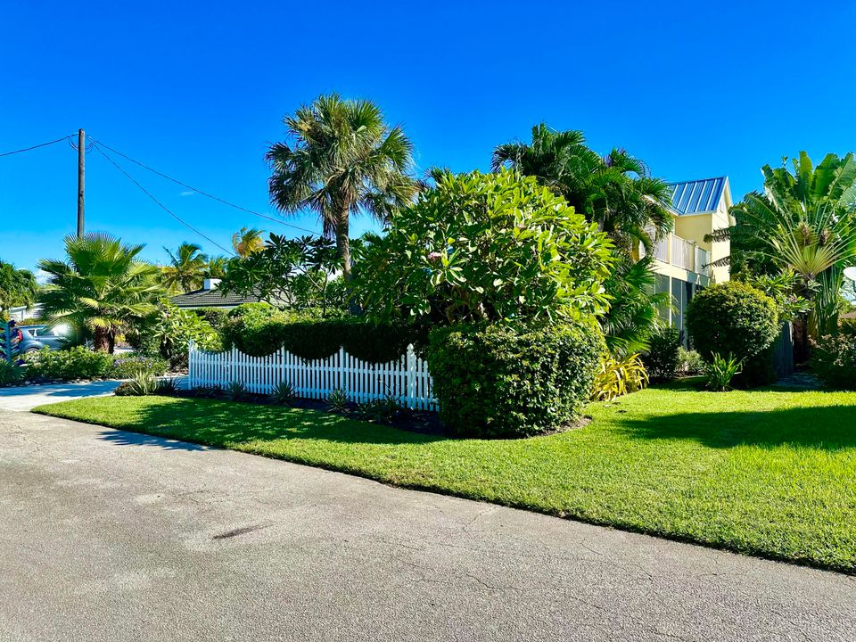 Active With Contract: $755,000 (3 beds, 2 baths, 1660 Square Feet)