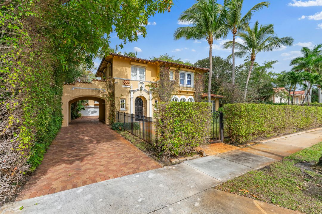 Recently Sold: $3,295,000 (5 beds, 4 baths, 4257 Square Feet)