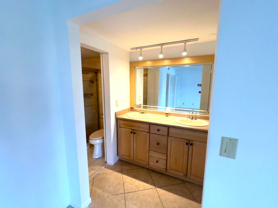 Active With Contract: $180,000 (1 beds, 1 baths, 842 Square Feet)