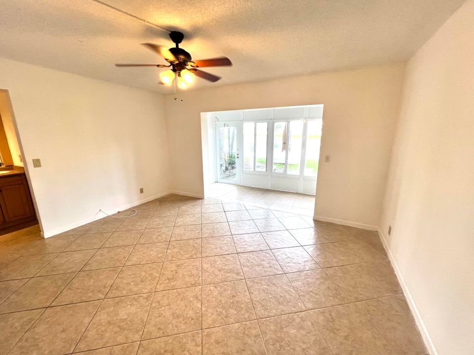 Active With Contract: $180,000 (1 beds, 1 baths, 842 Square Feet)