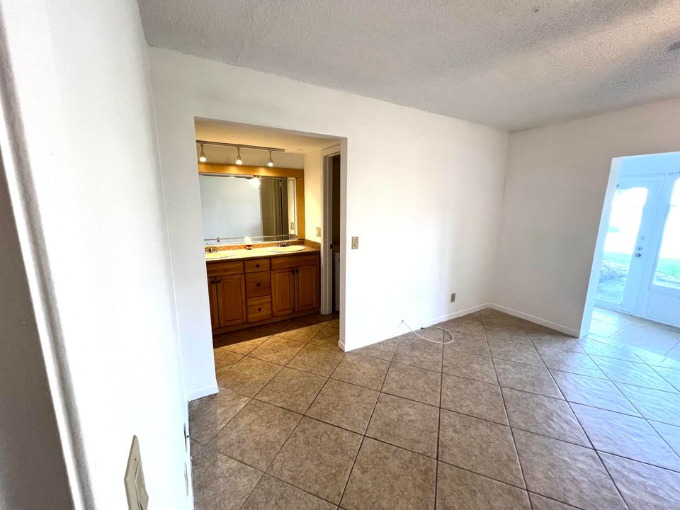 Active With Contract: $180,000 (1 beds, 1 baths, 842 Square Feet)
