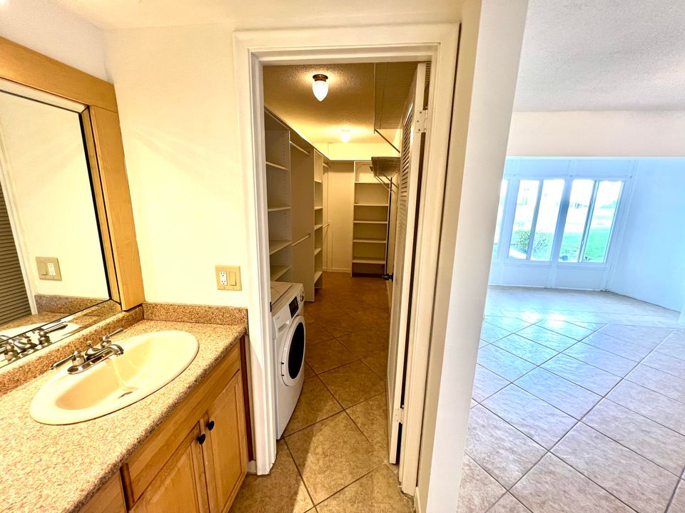 Active With Contract: $180,000 (1 beds, 1 baths, 842 Square Feet)