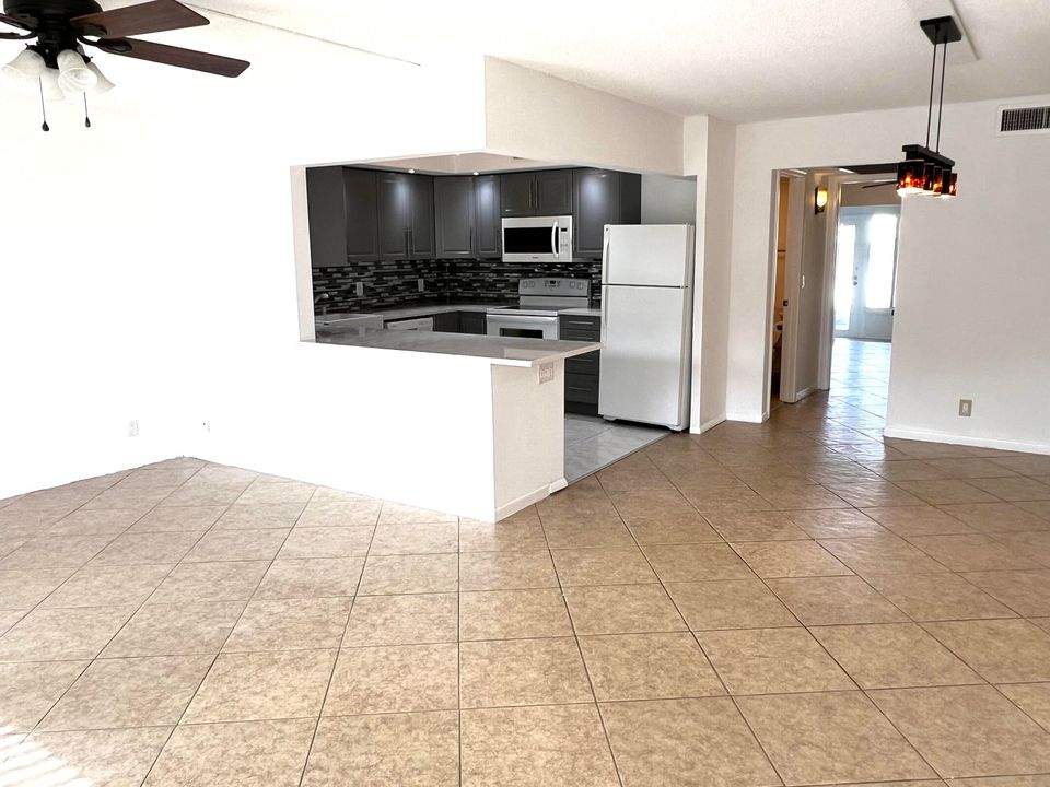 Active With Contract: $180,000 (1 beds, 1 baths, 842 Square Feet)