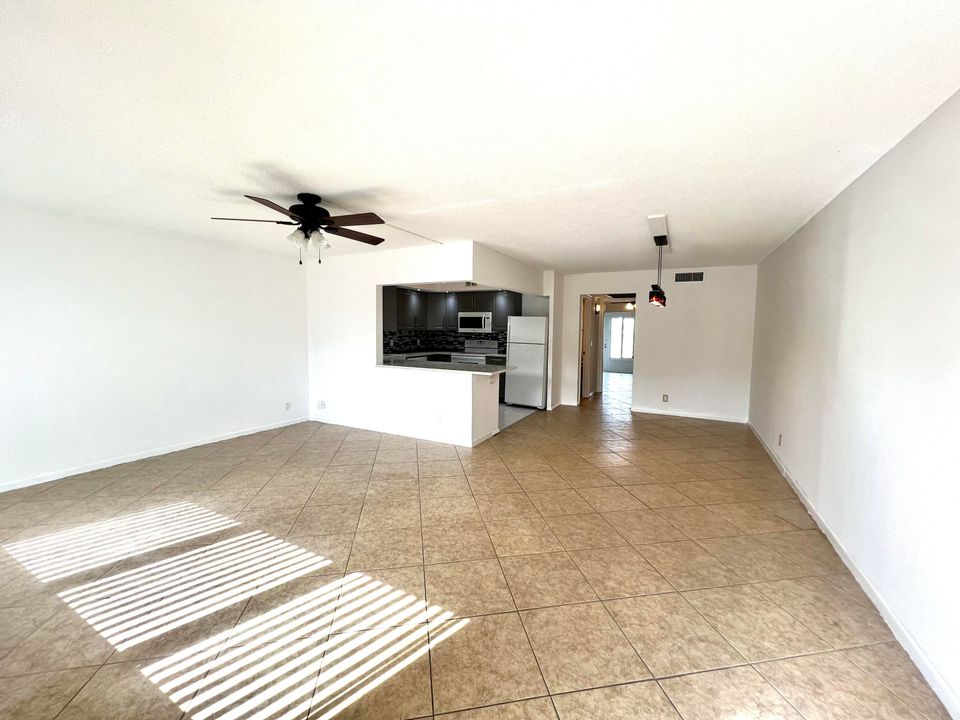 Active With Contract: $180,000 (1 beds, 1 baths, 842 Square Feet)