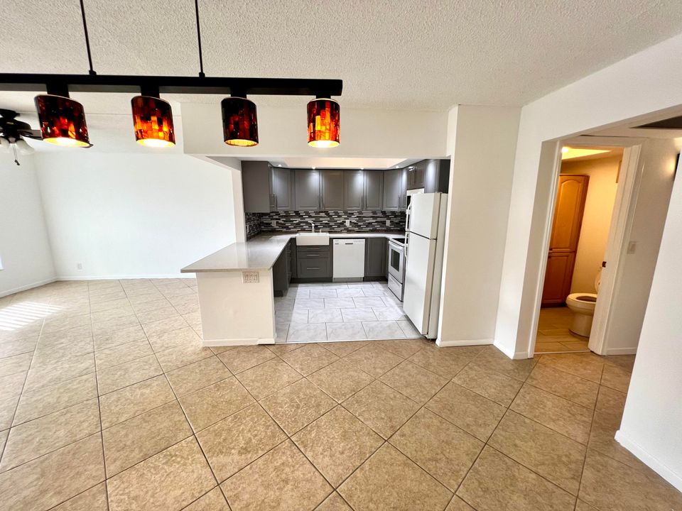 Active With Contract: $180,000 (1 beds, 1 baths, 842 Square Feet)