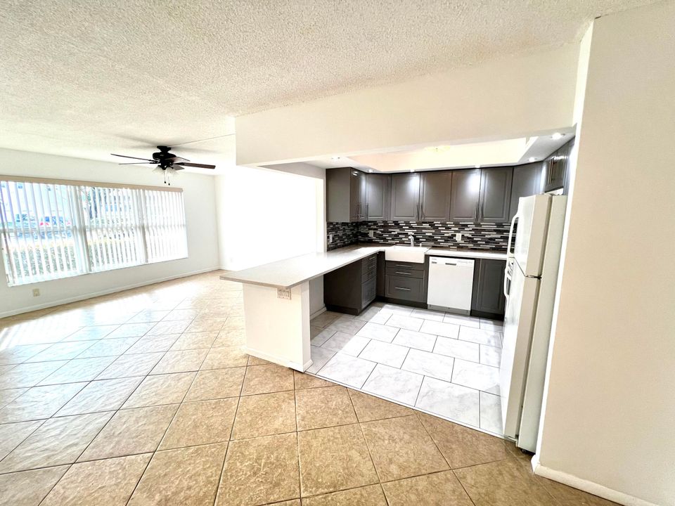 Active With Contract: $180,000 (1 beds, 1 baths, 842 Square Feet)