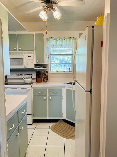 For Sale: $117,500 (2 beds, 2 baths, 878 Square Feet)