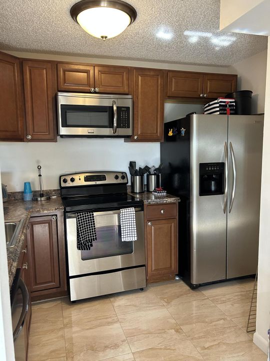 For Rent: $2,300 (2 beds, 2 baths, 1090 Square Feet)