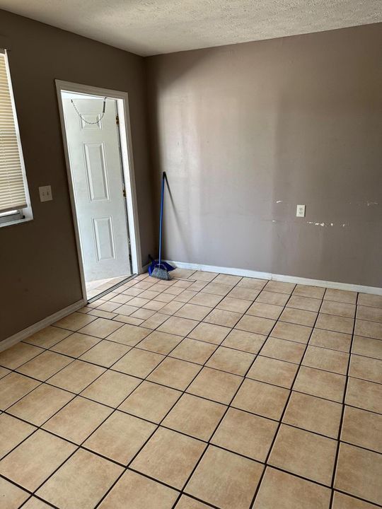 For Rent: $1,200 (1 beds, 1 baths, 750 Square Feet)