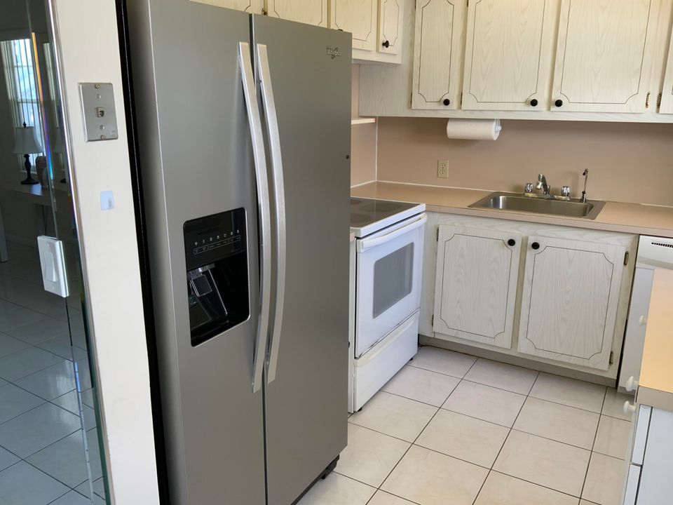Active With Contract: $125,000 (2 beds, 1 baths, 835 Square Feet)