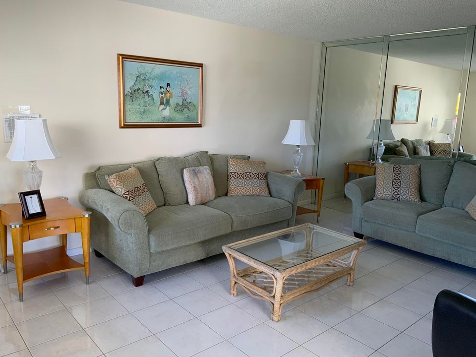 Active With Contract: $125,000 (2 beds, 1 baths, 835 Square Feet)
