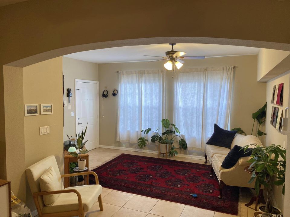 Active With Contract: $185,000 (1 beds, 1 baths, 752 Square Feet)