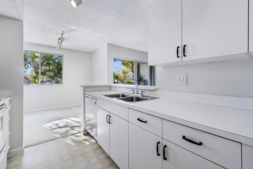 For Sale: $213,000 (1 beds, 1 baths, 707 Square Feet)