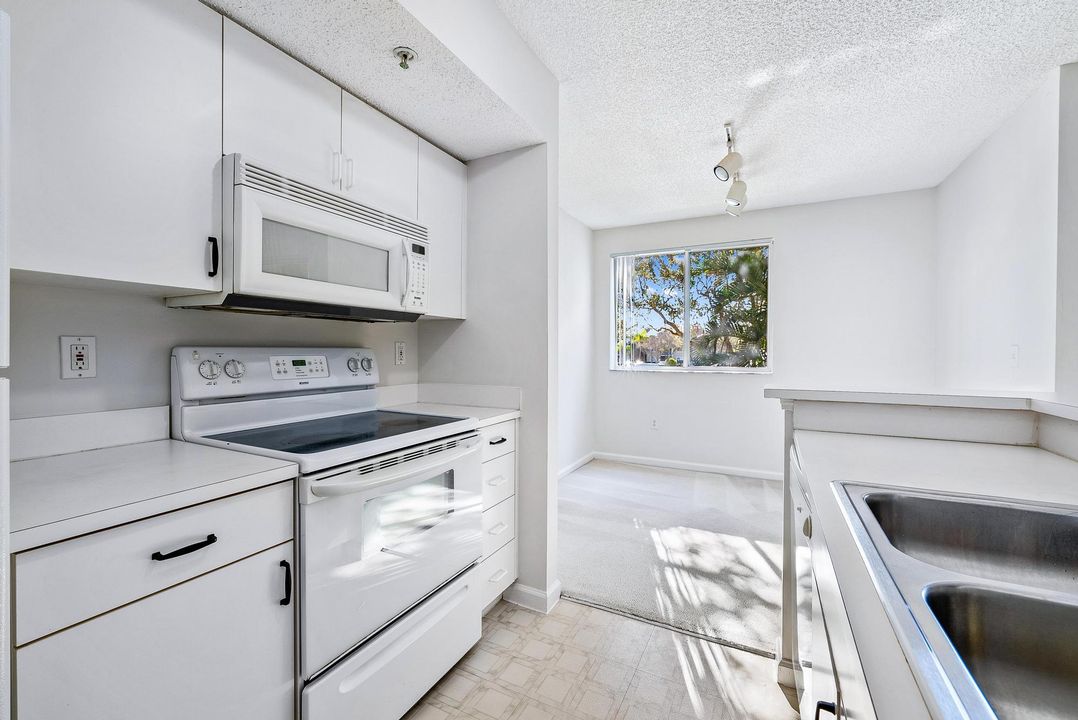 For Sale: $213,000 (1 beds, 1 baths, 707 Square Feet)