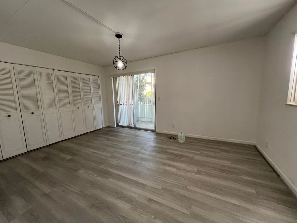 Active With Contract: $87,999 (1 beds, 1 baths, 720 Square Feet)