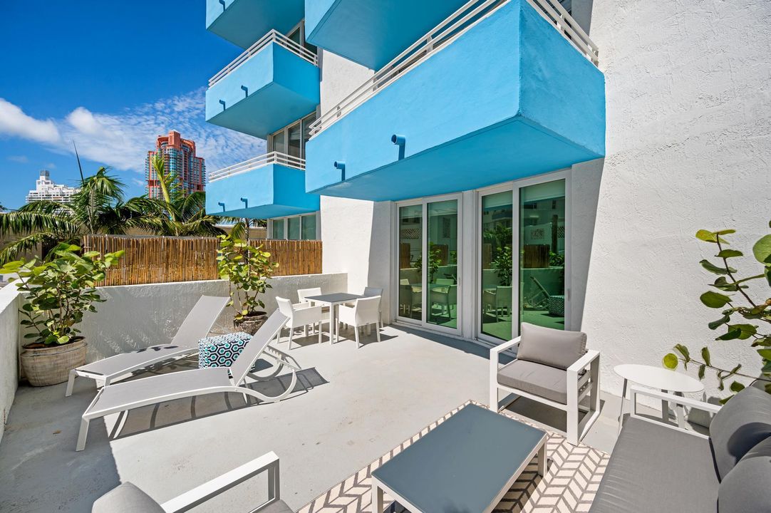 For Sale: $795,000 (1 beds, 1 baths, 724 Square Feet)