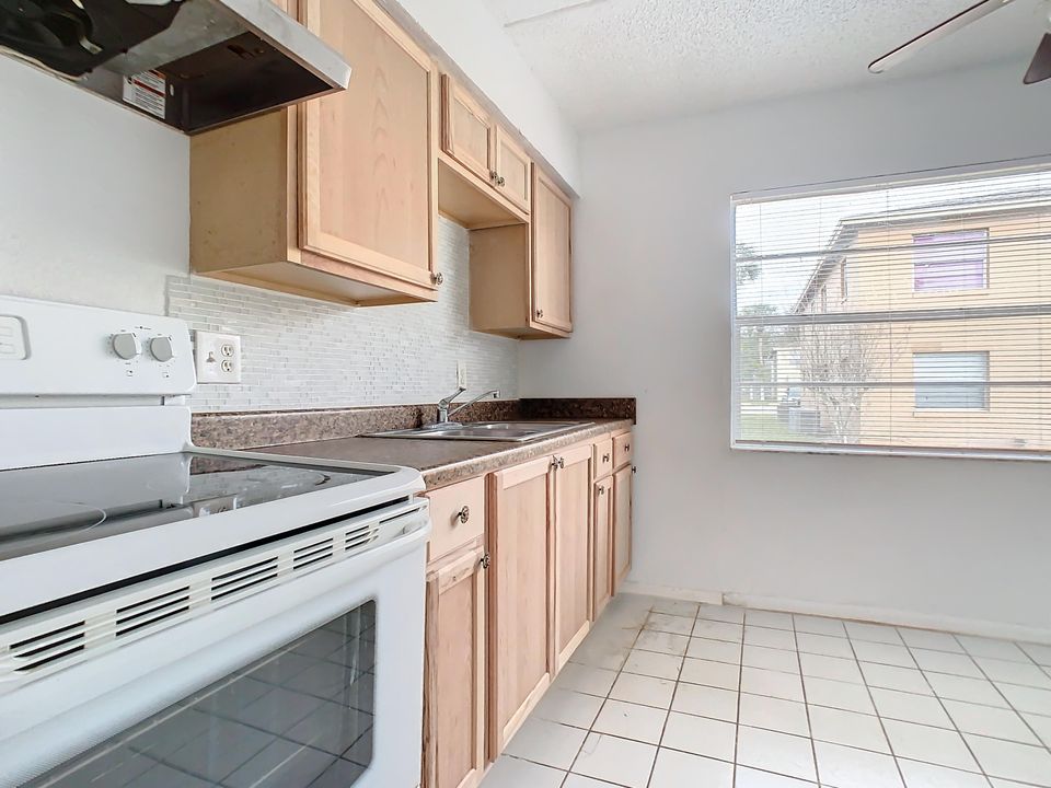 For Rent: $1,350 (2 beds, 1 baths, 784 Square Feet)