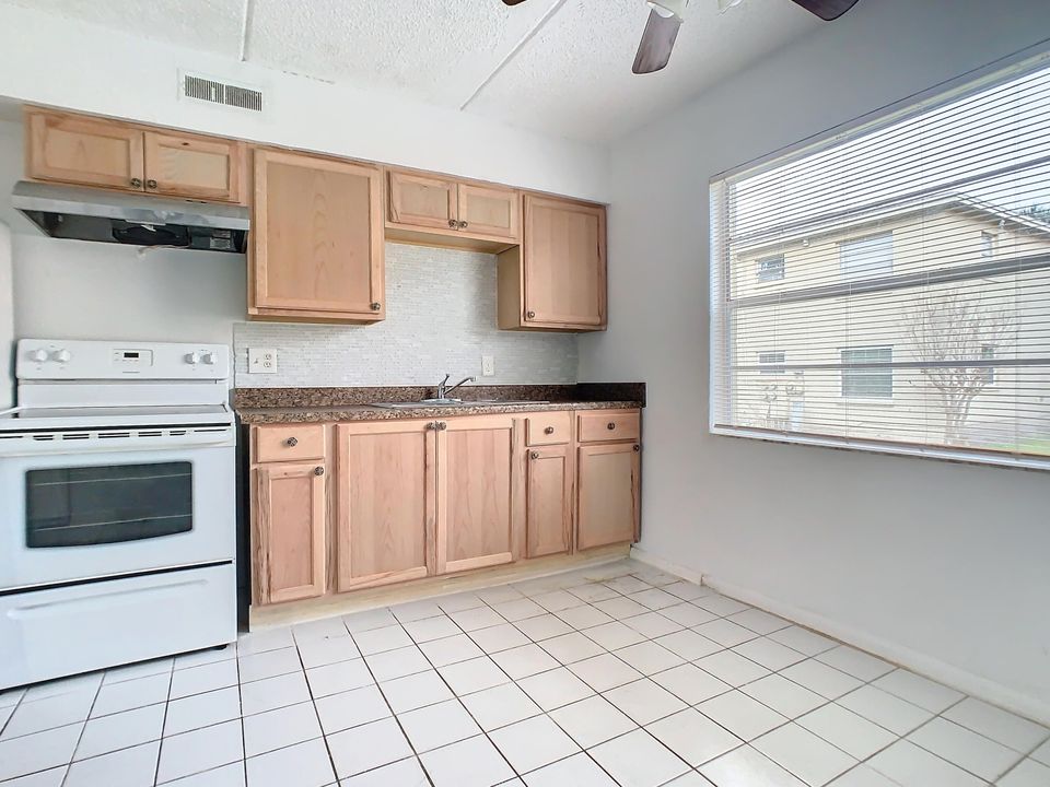 For Rent: $1,350 (2 beds, 1 baths, 784 Square Feet)