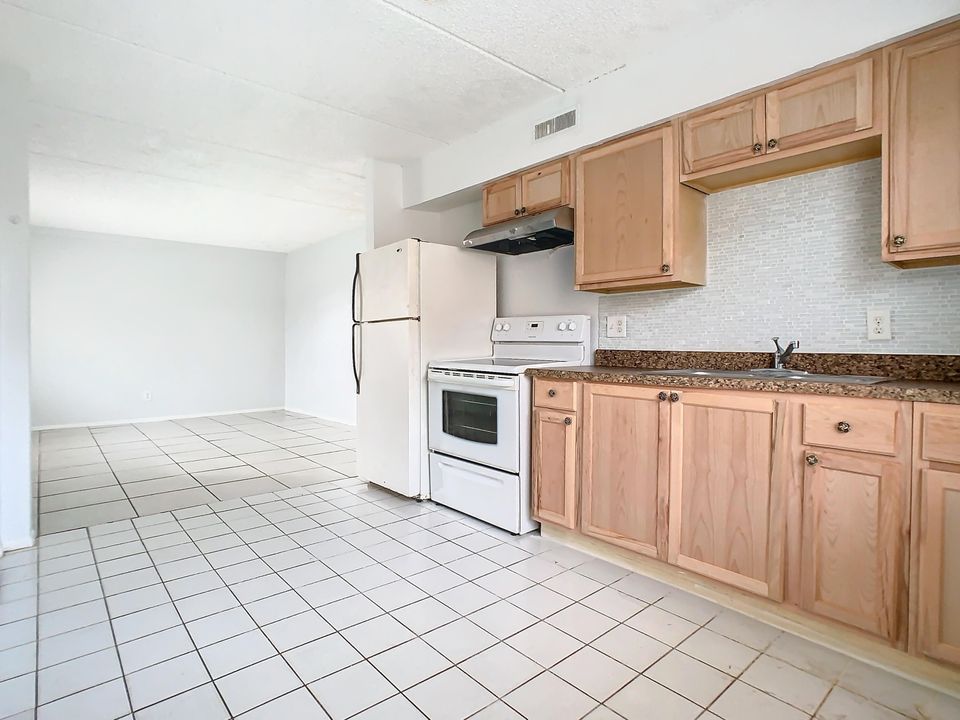 For Rent: $1,350 (2 beds, 1 baths, 784 Square Feet)