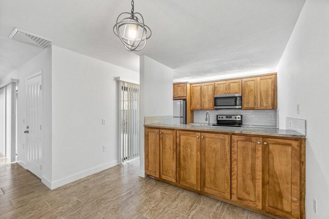 For Sale: $279,900 (2 beds, 2 baths, 1236 Square Feet)