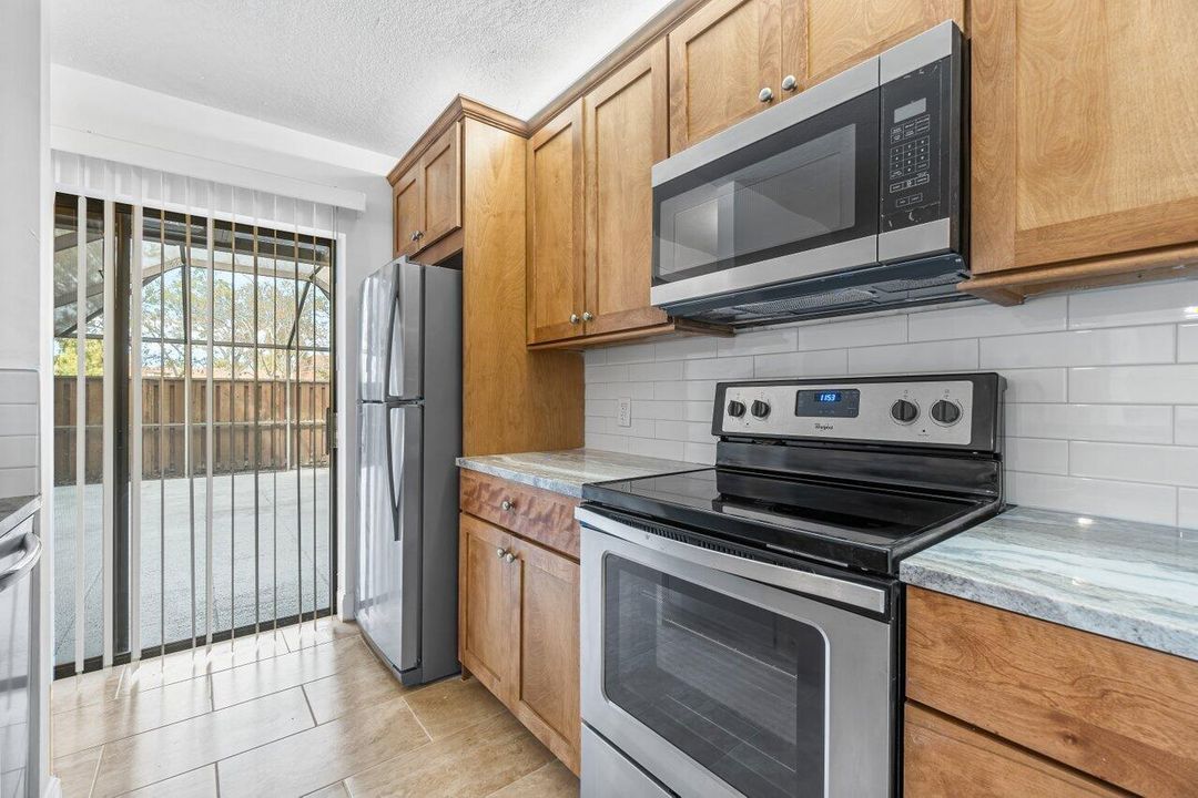 Active With Contract: $274,900 (2 beds, 2 baths, 1236 Square Feet)