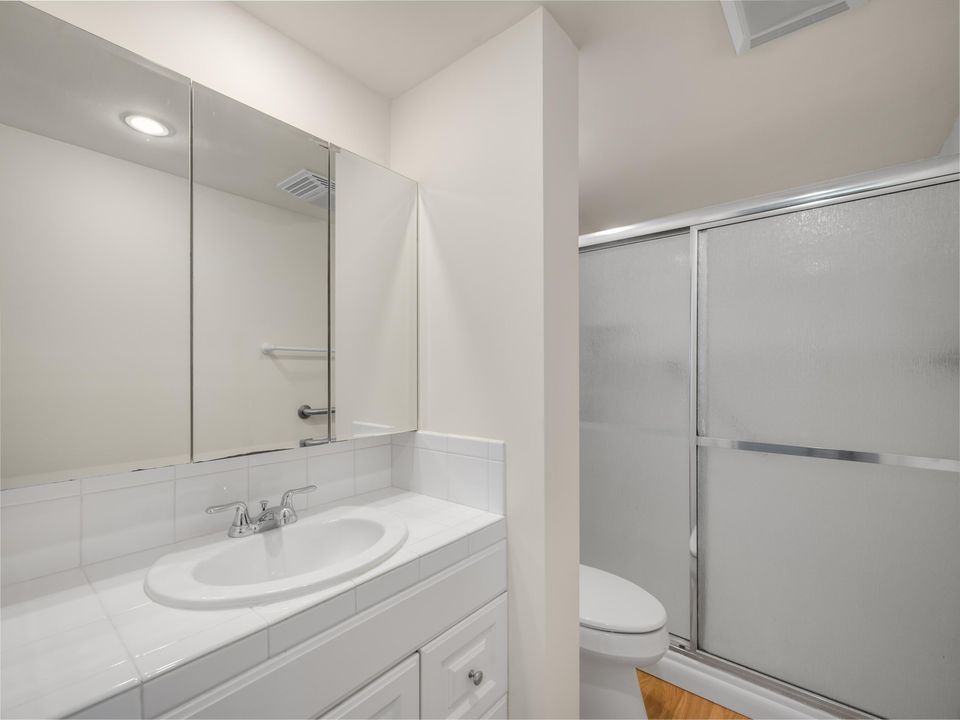 Active With Contract: $2,500 (2 beds, 2 baths, 920 Square Feet)