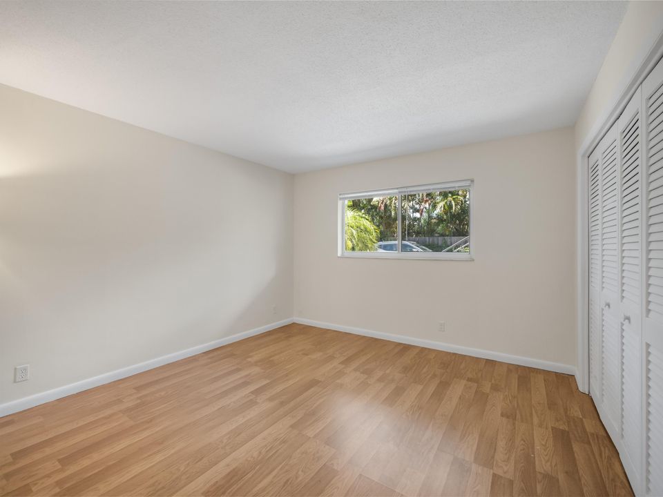 Active With Contract: $2,500 (2 beds, 2 baths, 920 Square Feet)