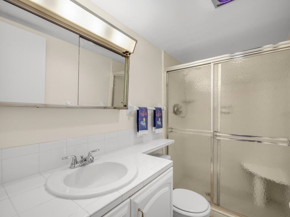 Active With Contract: $2,500 (2 beds, 2 baths, 920 Square Feet)