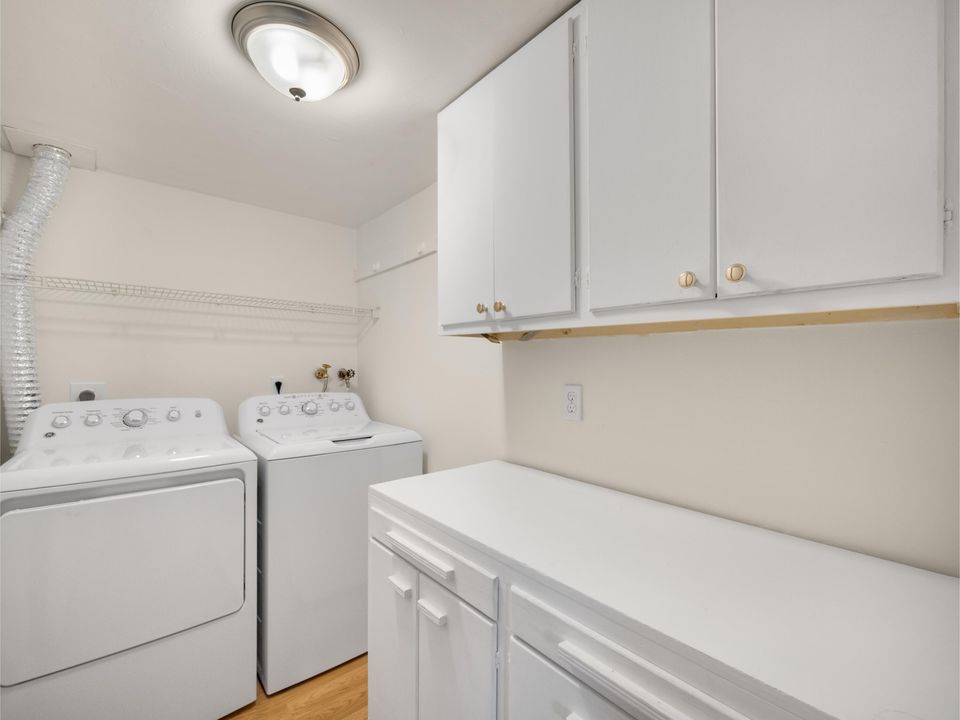 Active With Contract: $2,500 (2 beds, 2 baths, 920 Square Feet)