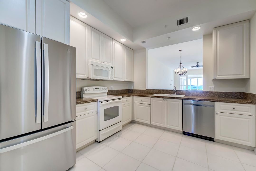 Active With Contract: $429,900 (2 beds, 2 baths, 1989 Square Feet)