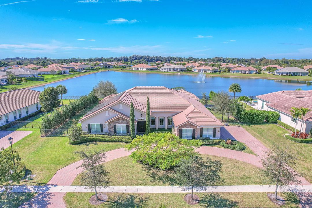 Recently Sold: $2,399,900 (5 beds, 3 baths, 4992 Square Feet)