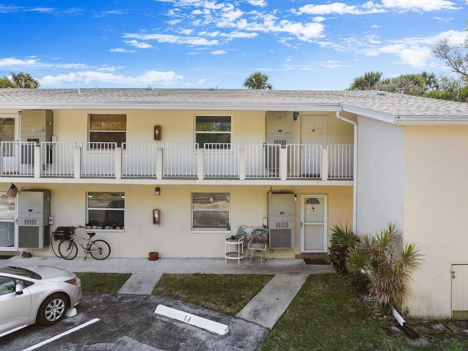 Active With Contract: $140,000 (2 beds, 2 baths, 1400 Square Feet)