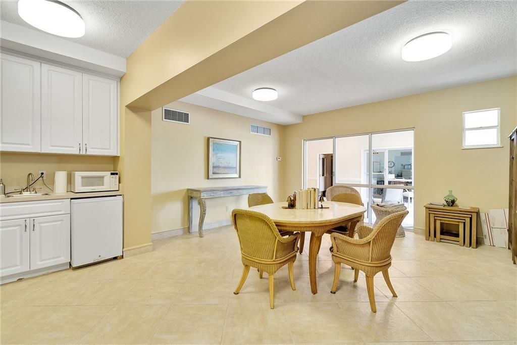 Active With Contract: $5,500 (2 beds, 2 baths, 1250 Square Feet)