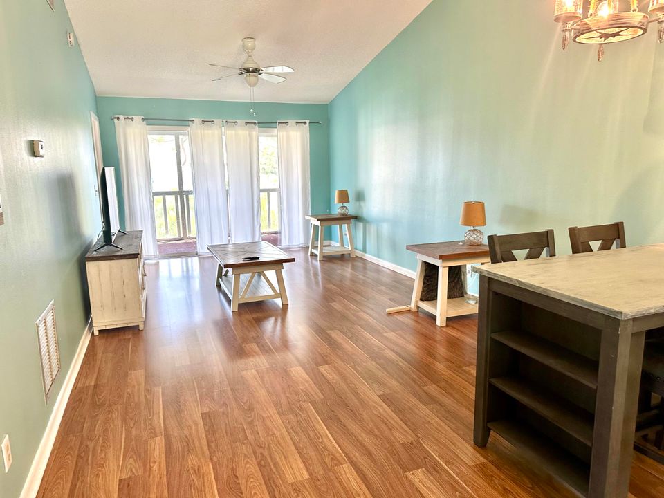 Active With Contract: $1,500 (2 beds, 2 baths, 960 Square Feet)