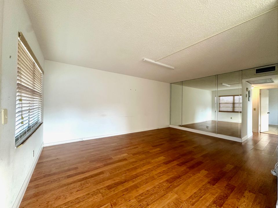 For Sale: $119,000 (2 beds, 1 baths, 840 Square Feet)