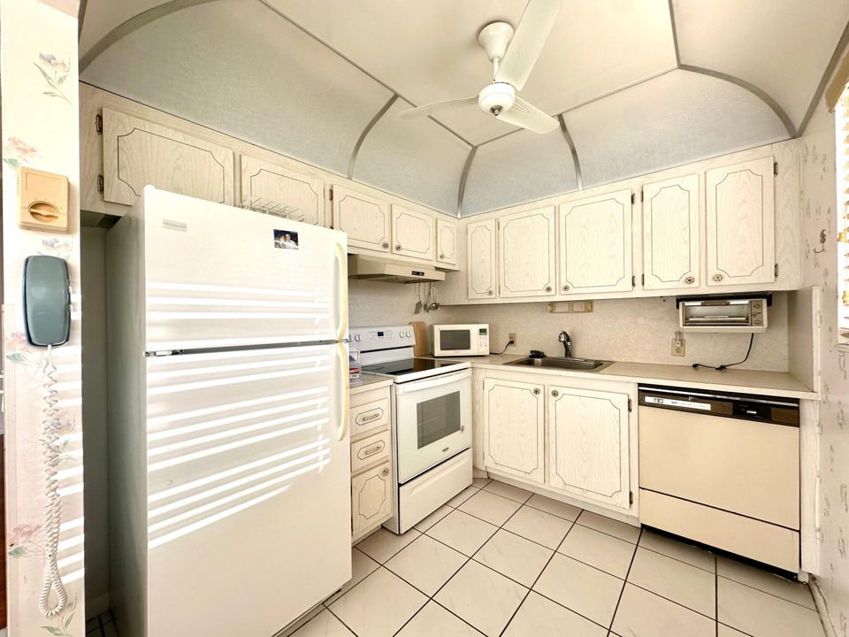 For Sale: $128,000 (2 beds, 1 baths, 840 Square Feet)