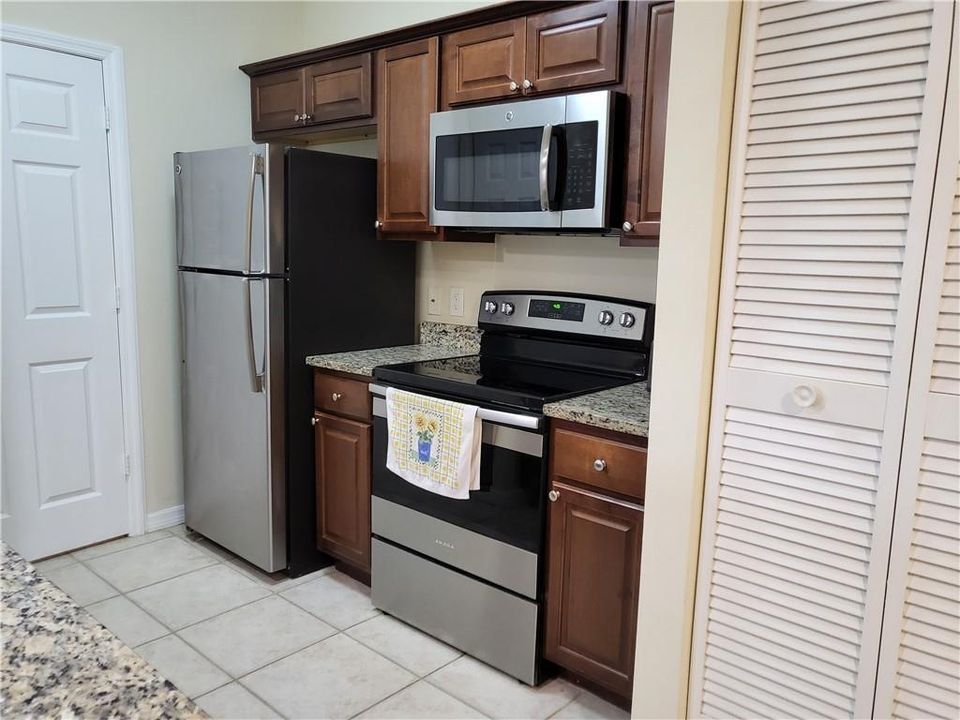 Active With Contract: $264,900 (2 beds, 2 baths, 1070 Square Feet)