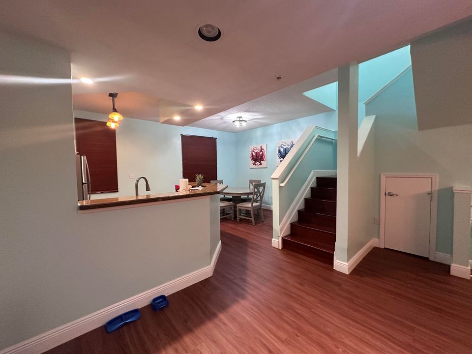 For Sale: $459,000 (2 beds, 2 baths, 1316 Square Feet)