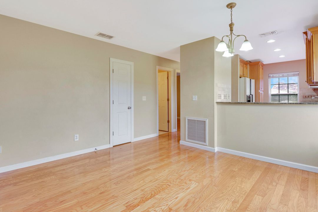 Active With Contract: $245,000 (2 beds, 2 baths, 921 Square Feet)