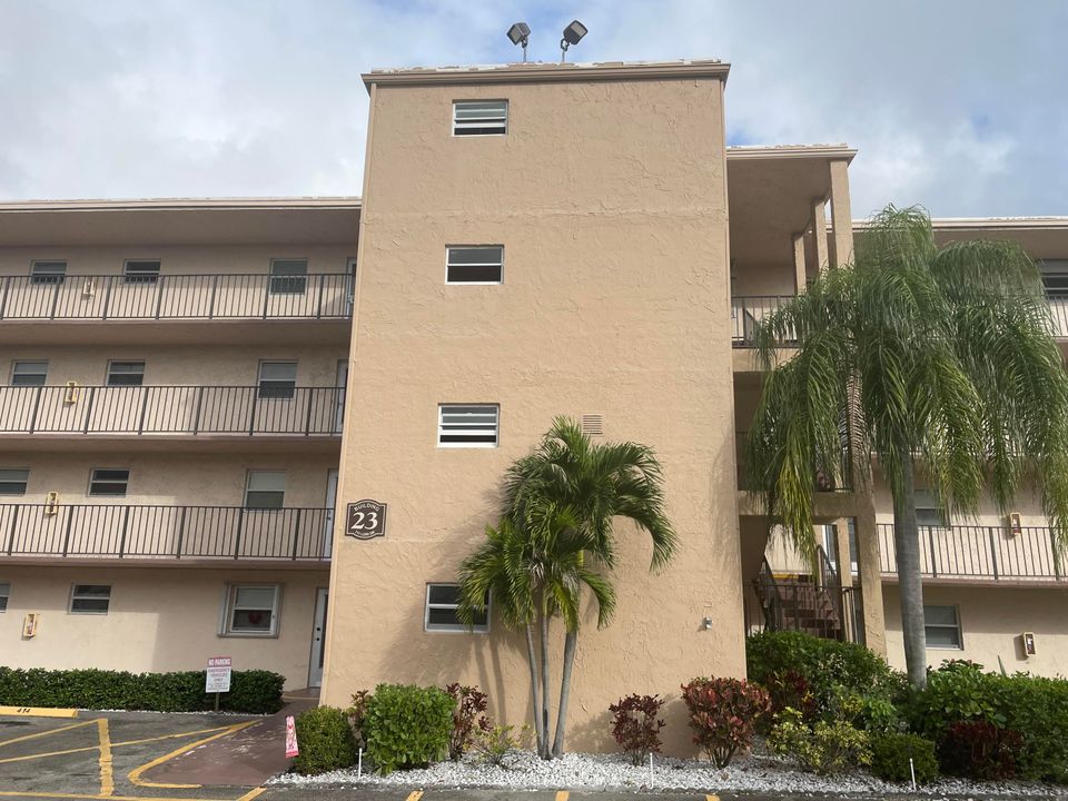 Active With Contract: $94,900 (1 beds, 1 baths, 901 Square Feet)