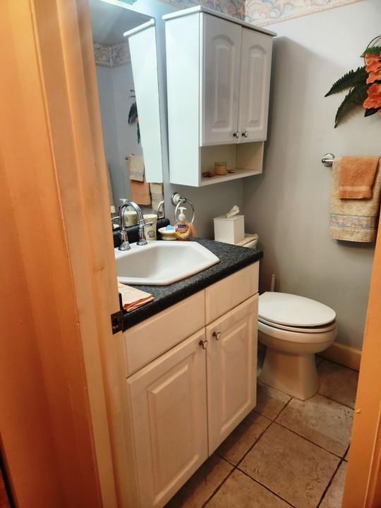 For Sale: $225,000 (2 beds, 1 baths, 910 Square Feet)